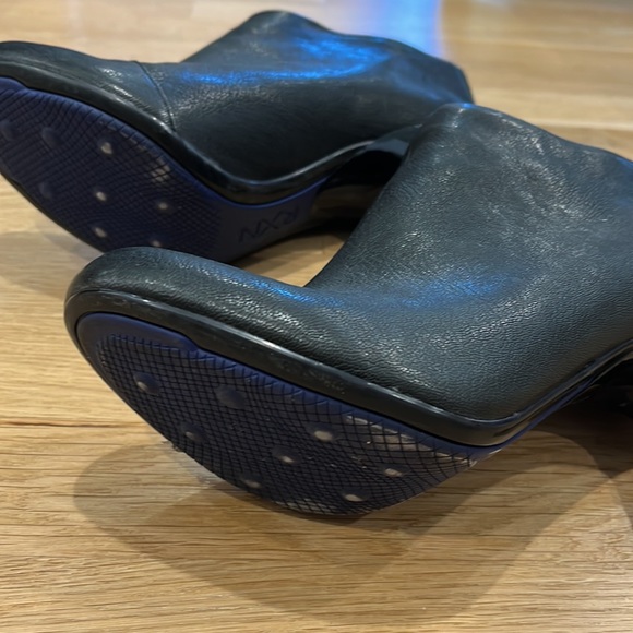 Kenneth Cole REACTION black booties - Picture 5 of 5